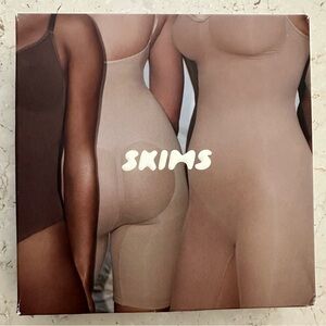 NWT SKIMS sculpting bodysuit mid thigh with open gusset s/m clay